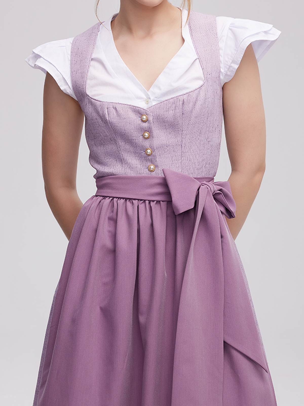 Dirndl Flieder in romantischer Atmosphäre