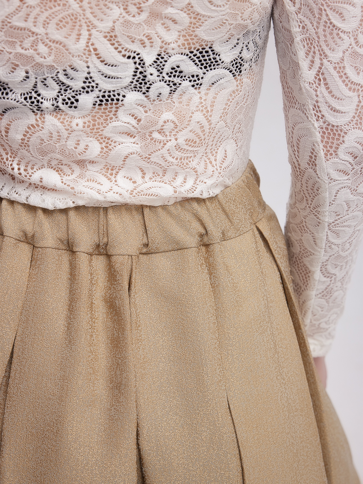 Dirndl DE in Weiß mit floralen Details