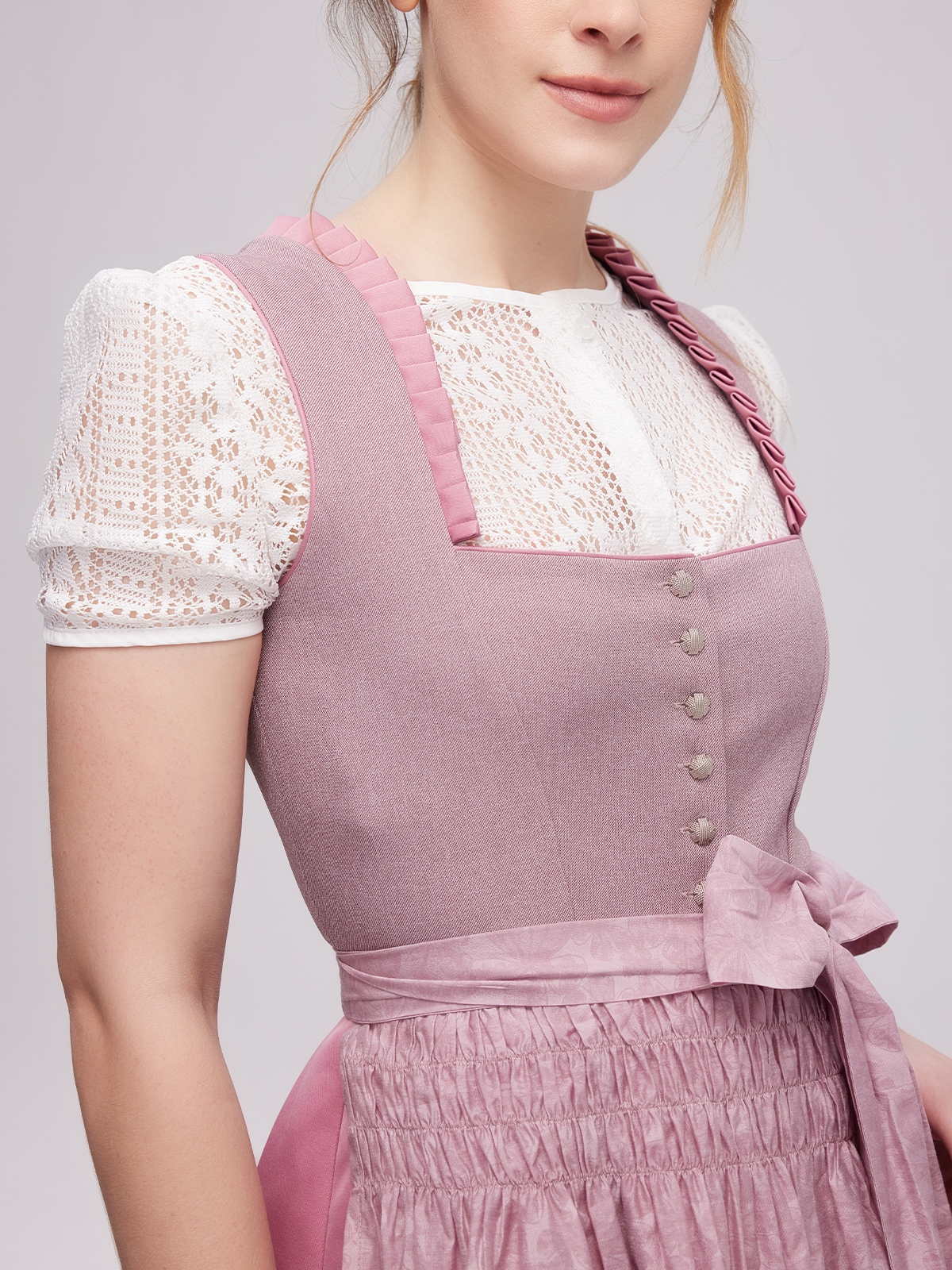 Dirndl in Lila – eleganter Trachtenlook für 2024