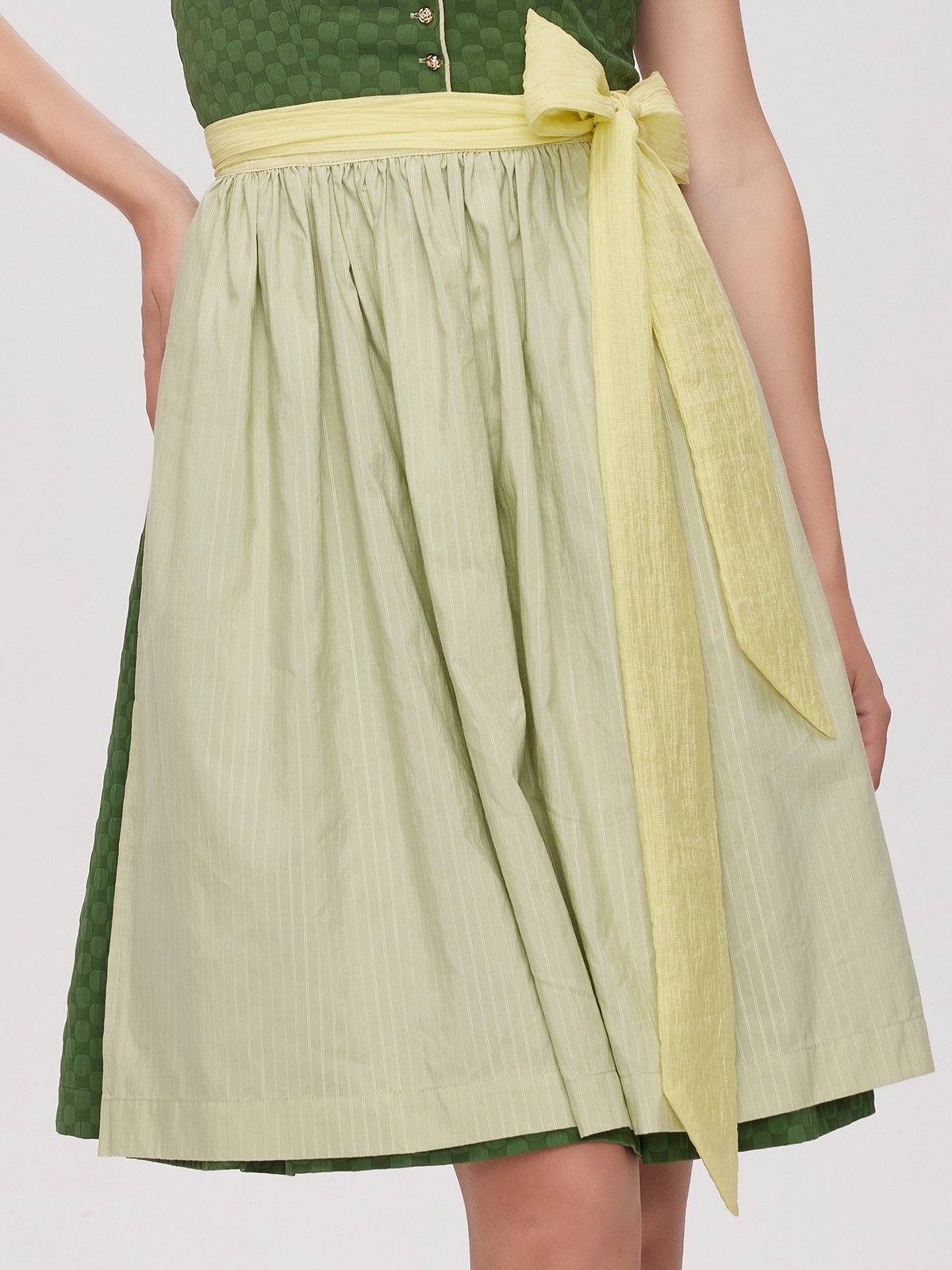 Dirndl in Grün mit beiger Bluse