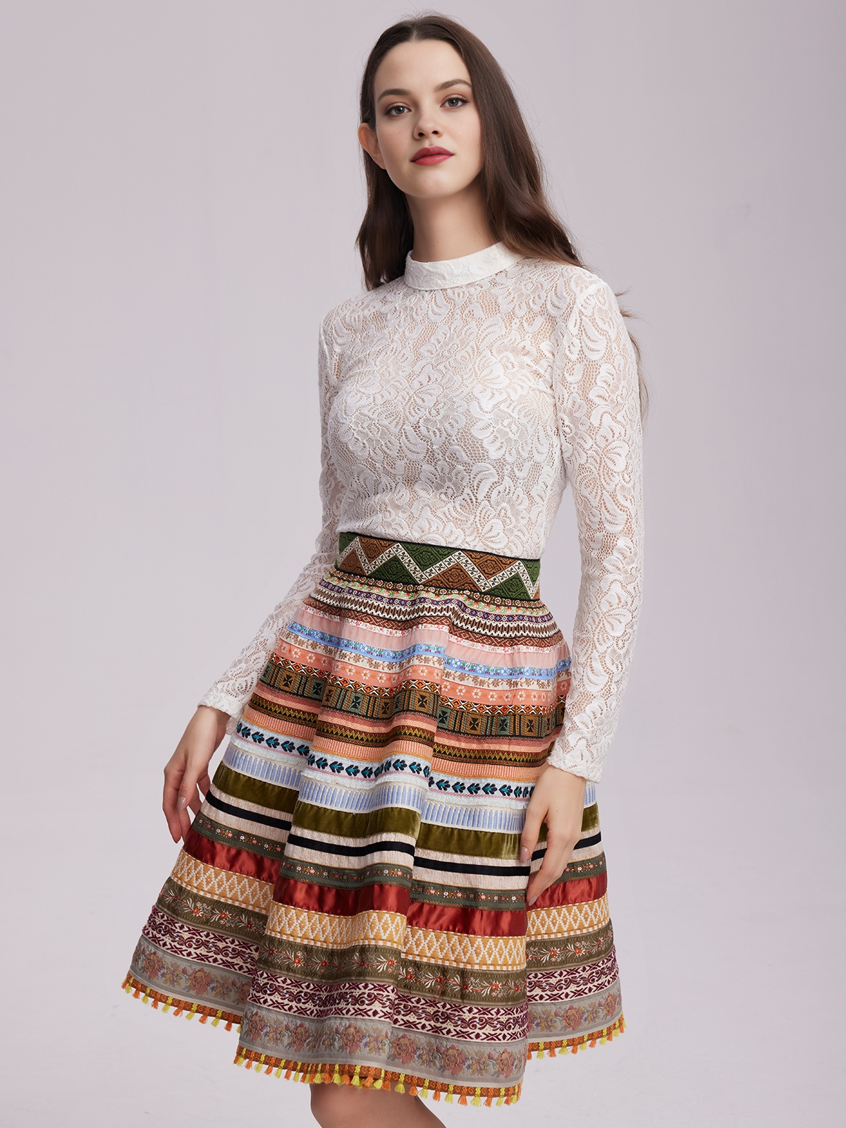 Modernes braunes Dirndl mit floralen Akzenten