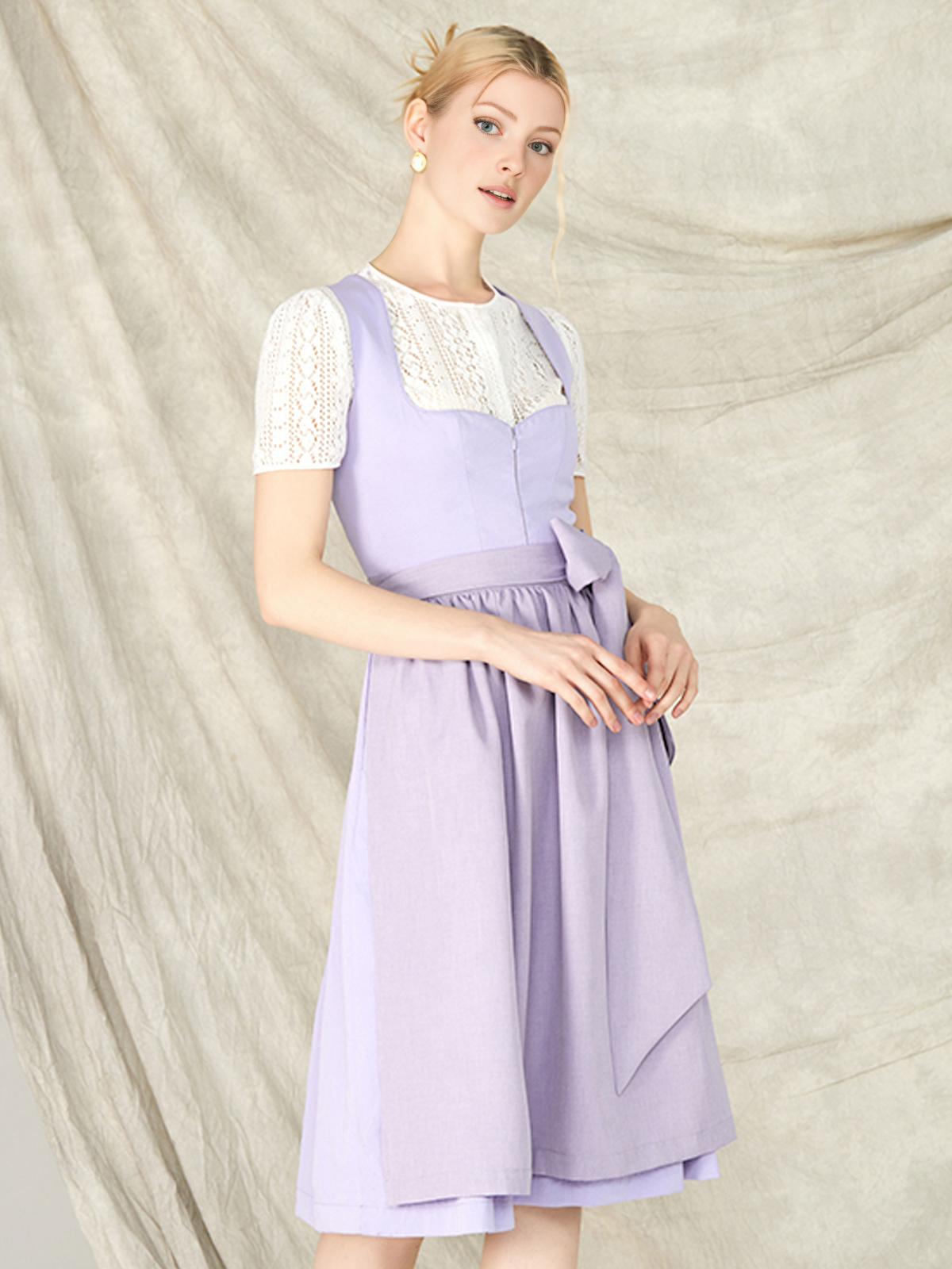 Burgunderrotes Dirndl mit floralen Details