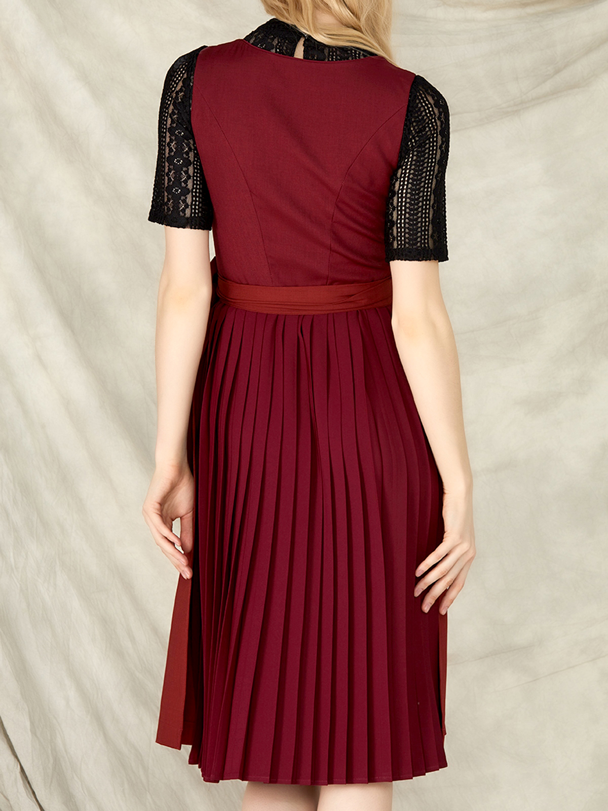 Braunes Dirndl mit modernem Twist