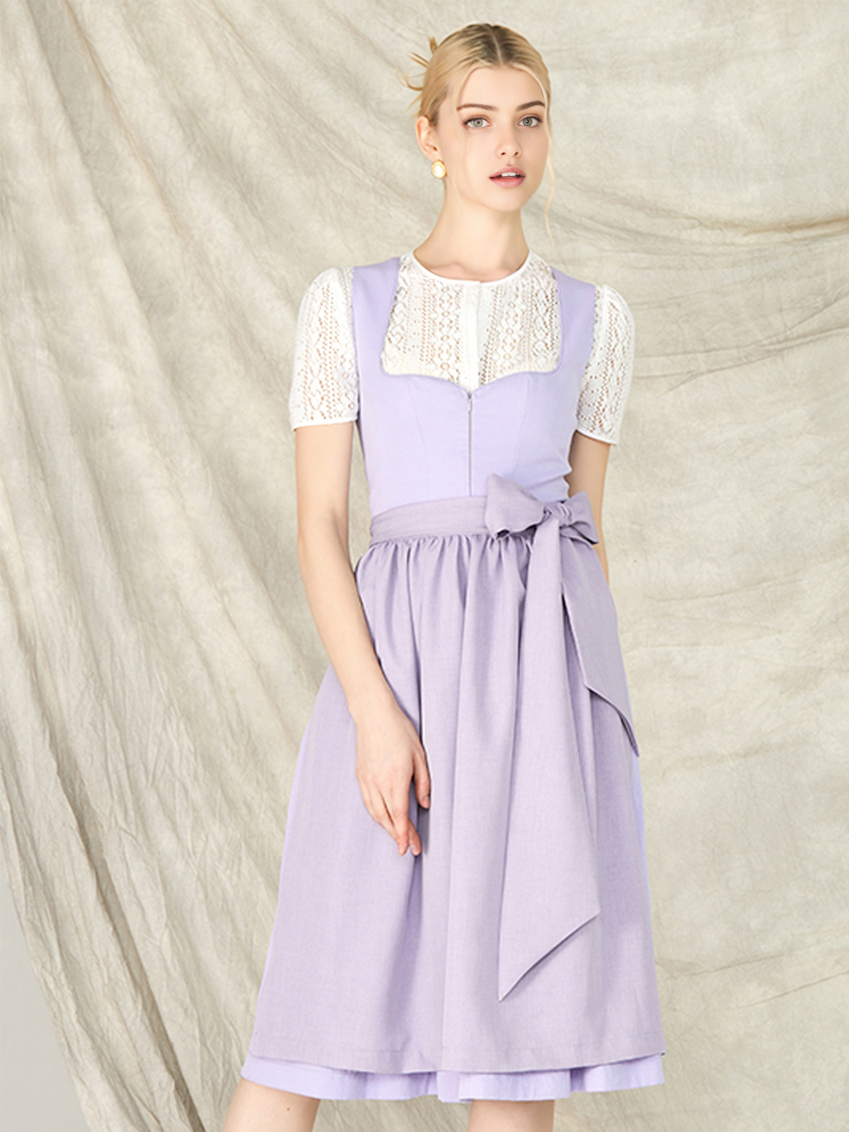 Oranges Dirndl mit floralen Details