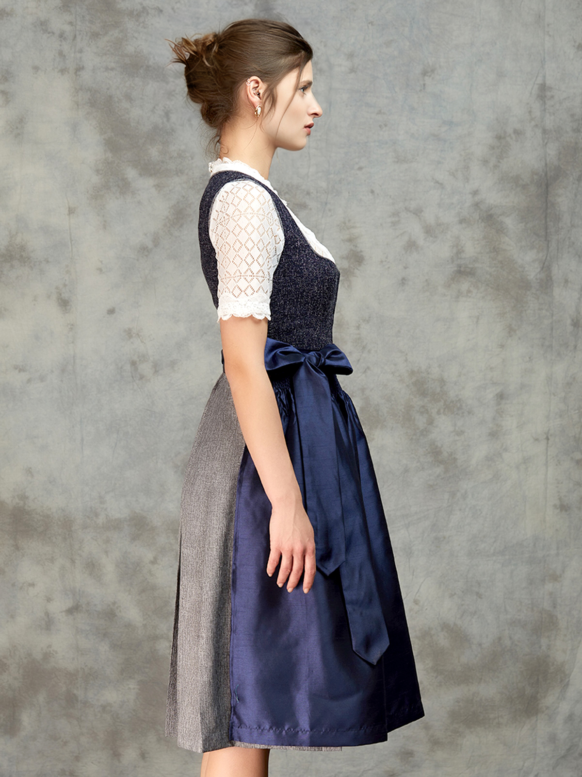 Dirndl mit Bluse Lochspitze