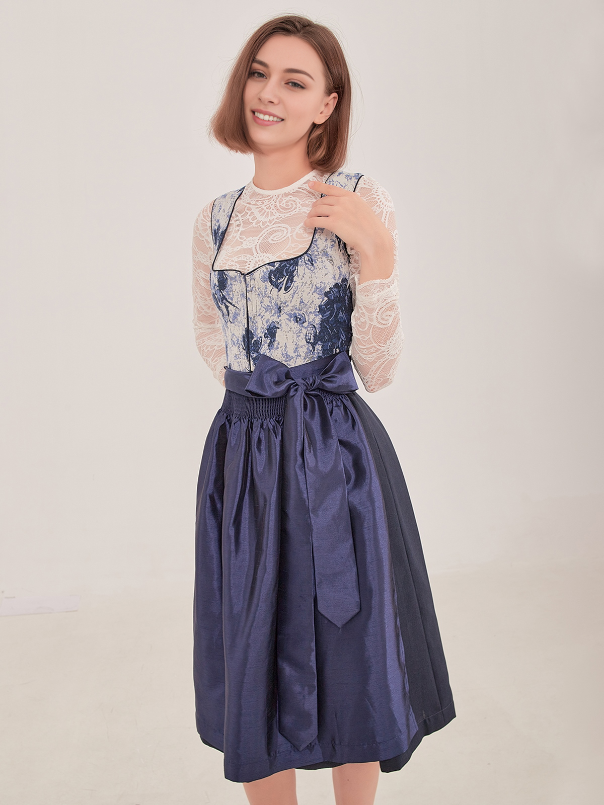 Dirndl in eleganter schwarzer Samtoptik