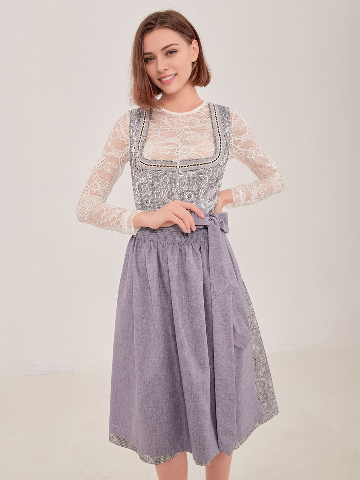 Schwarzes hochgeschlossenes Dirndl in Grau