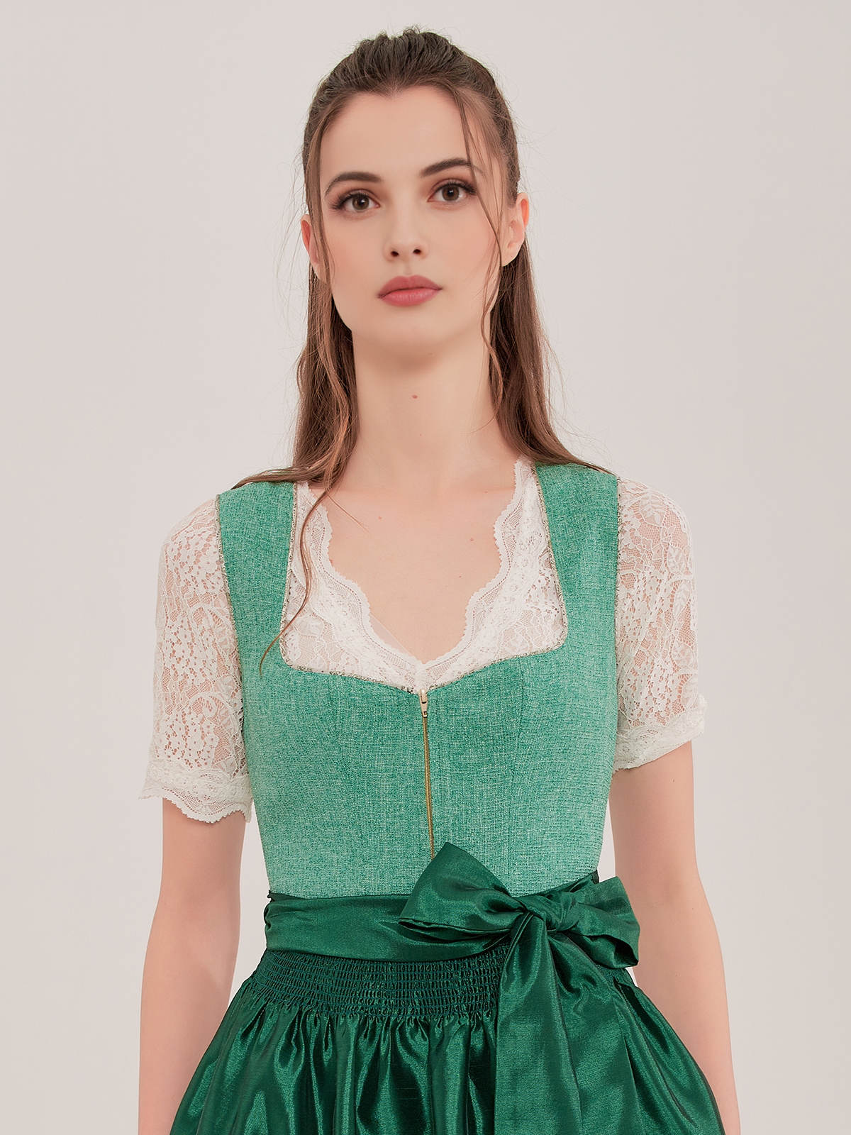 Dirndl in Blau mit traditionellen Details