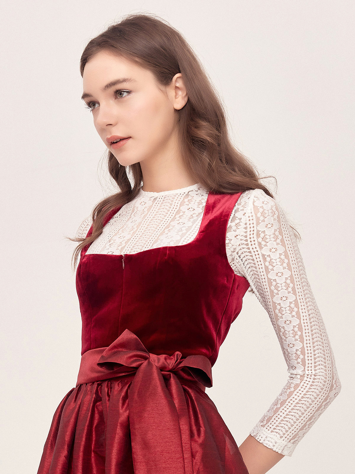 Dirndl Rot Hochgeschlossen – Eleganz in Perfektion