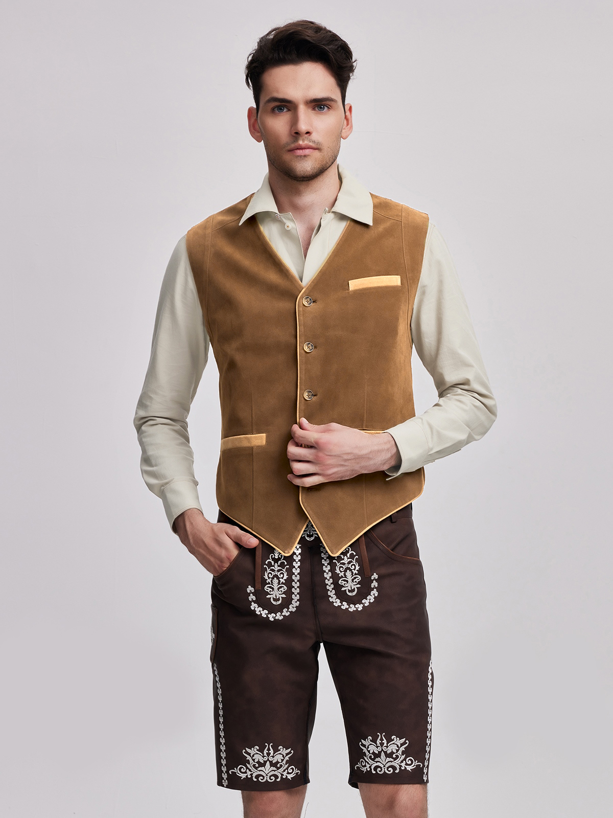 Ein charmantes gelbes Dirndl mit traditionellen Details