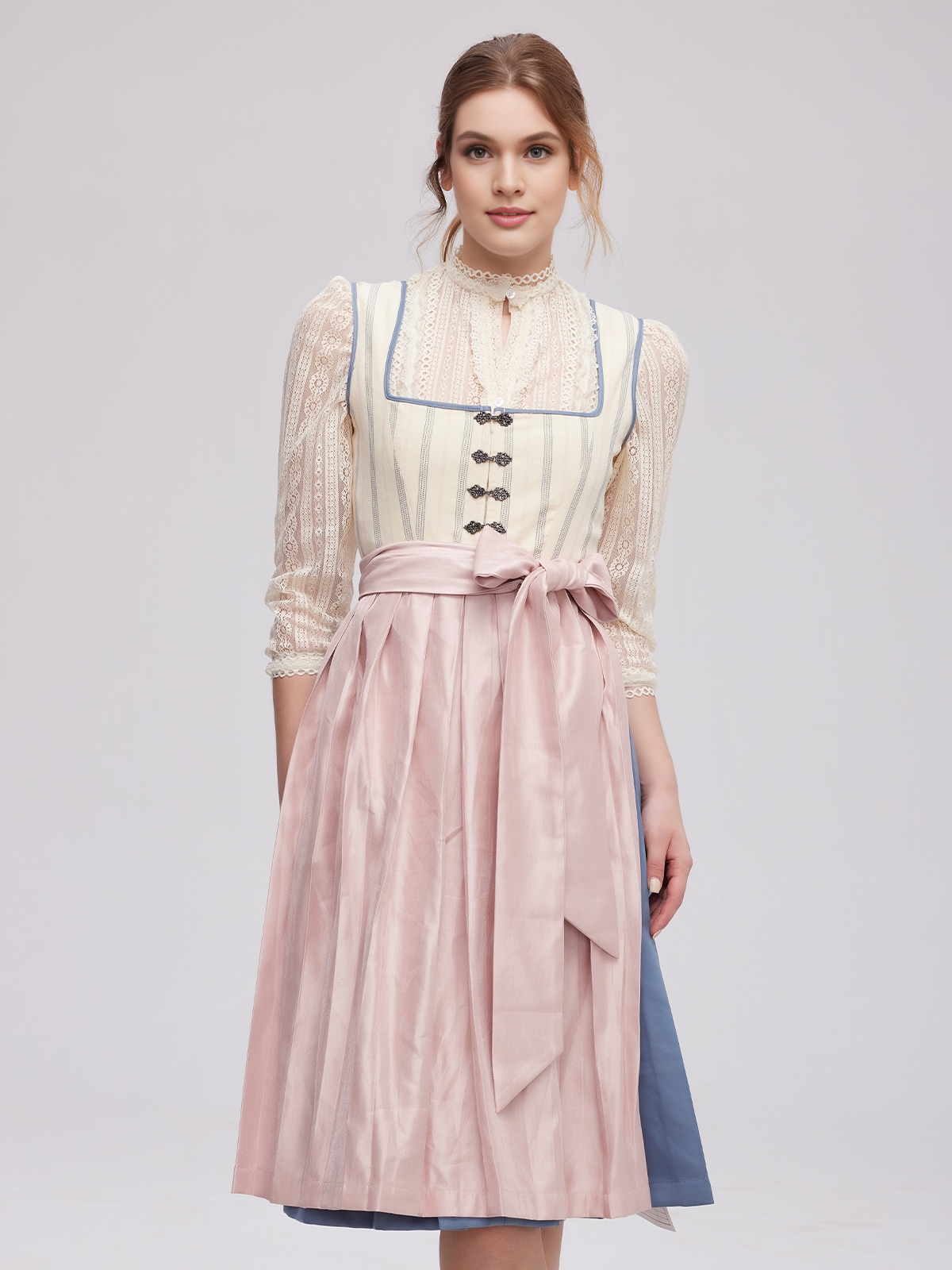 Elegantes weißes Dirndl mit floralen Akzenten