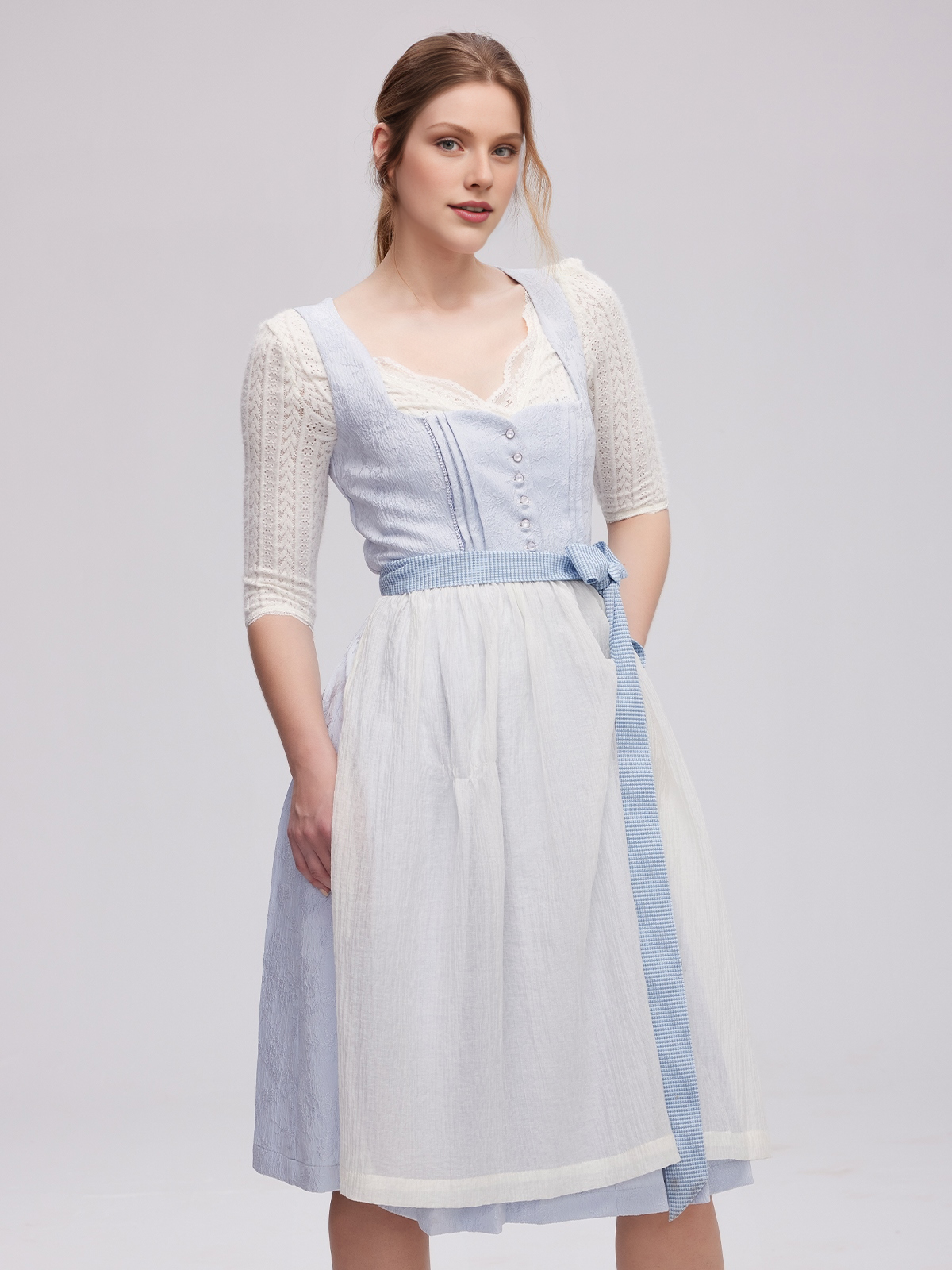 Dirndl in Braun mit blauer Bluse