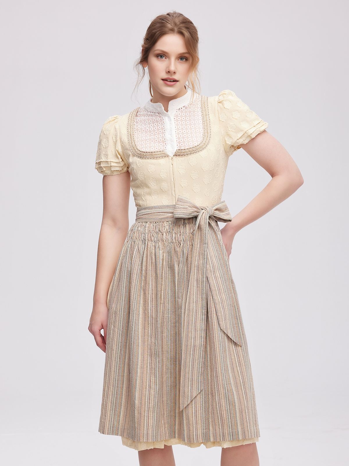 Ein elegantes beiges Dirndl mit feinen Details