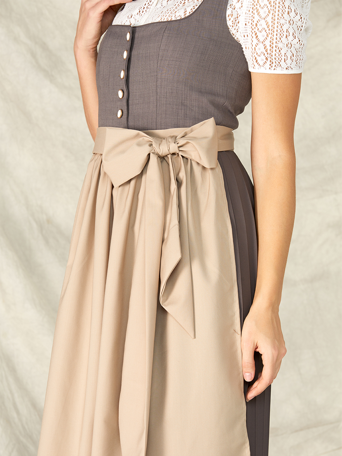 Elegantes graues Dirndl