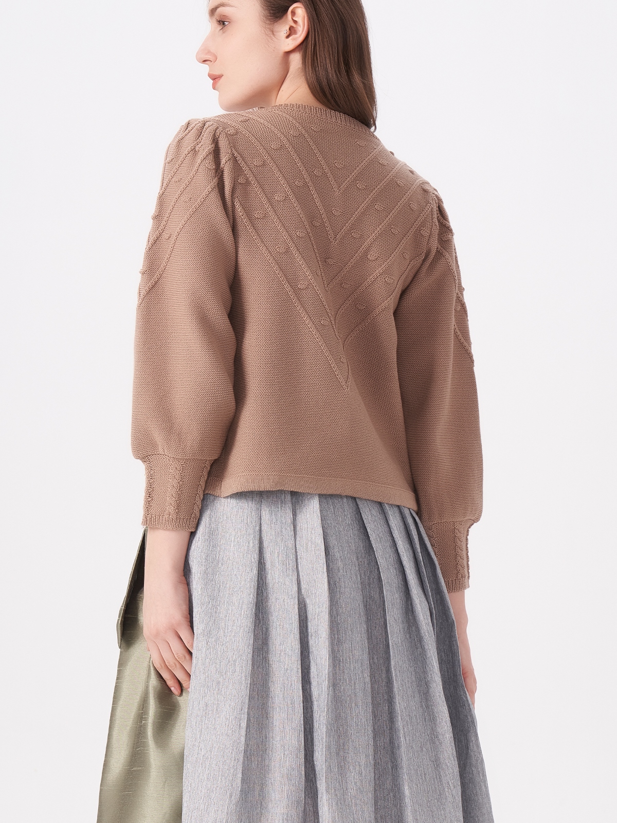 Traditionelles Dirndl in weiß-rot mit modernen Akzenten