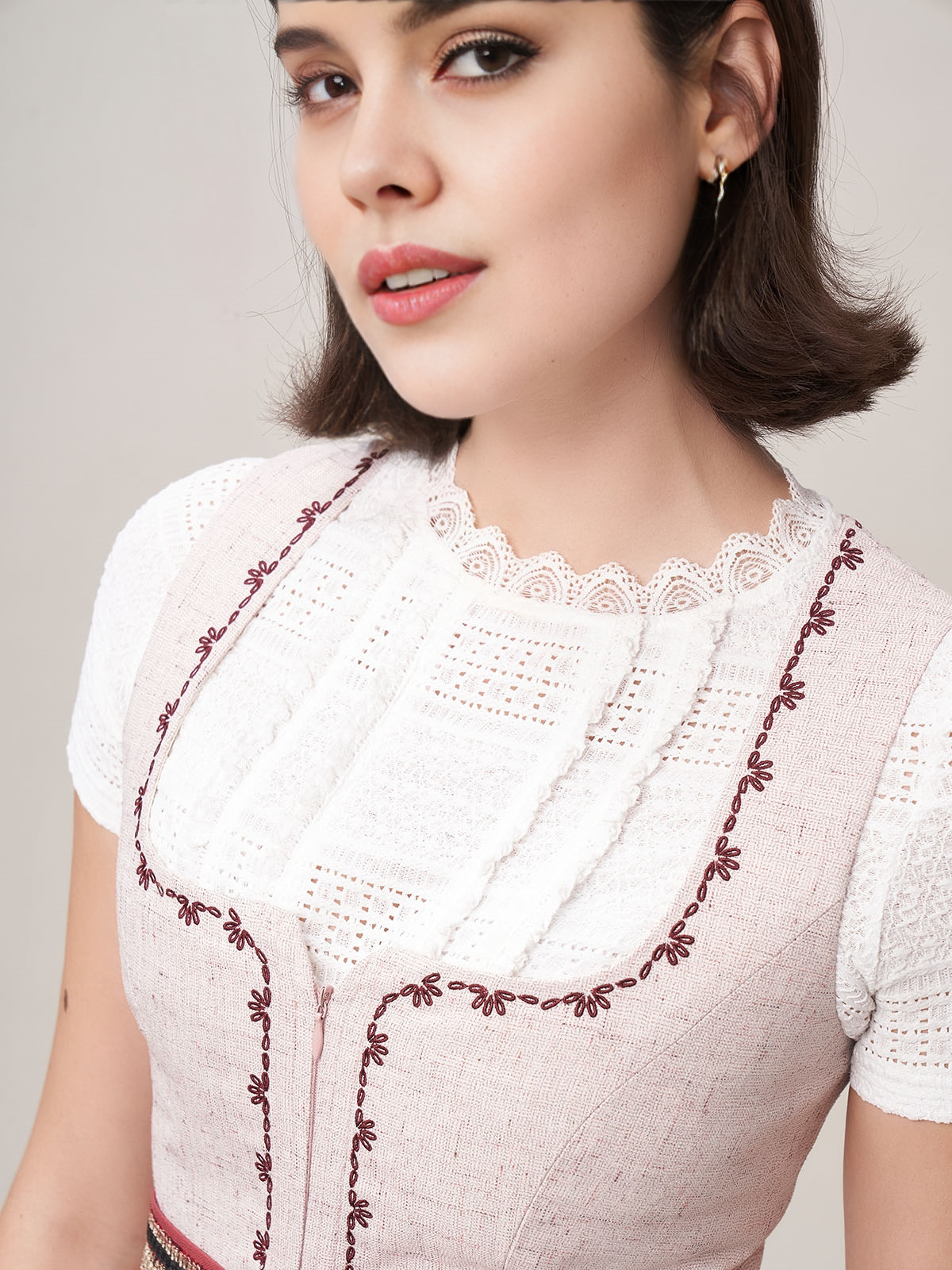 Dirndl in Rosa mit modernem Ausschnitt