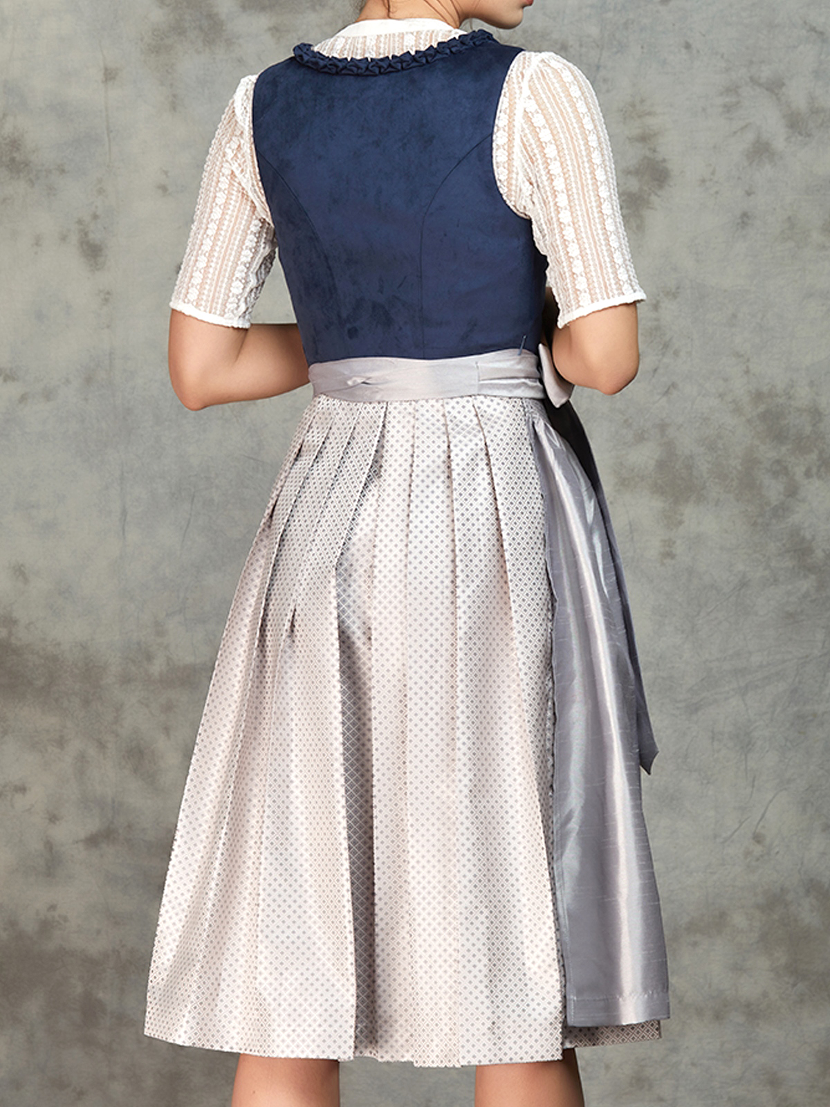 Ein elegantes graues Dirndl mit modernem Schnitt