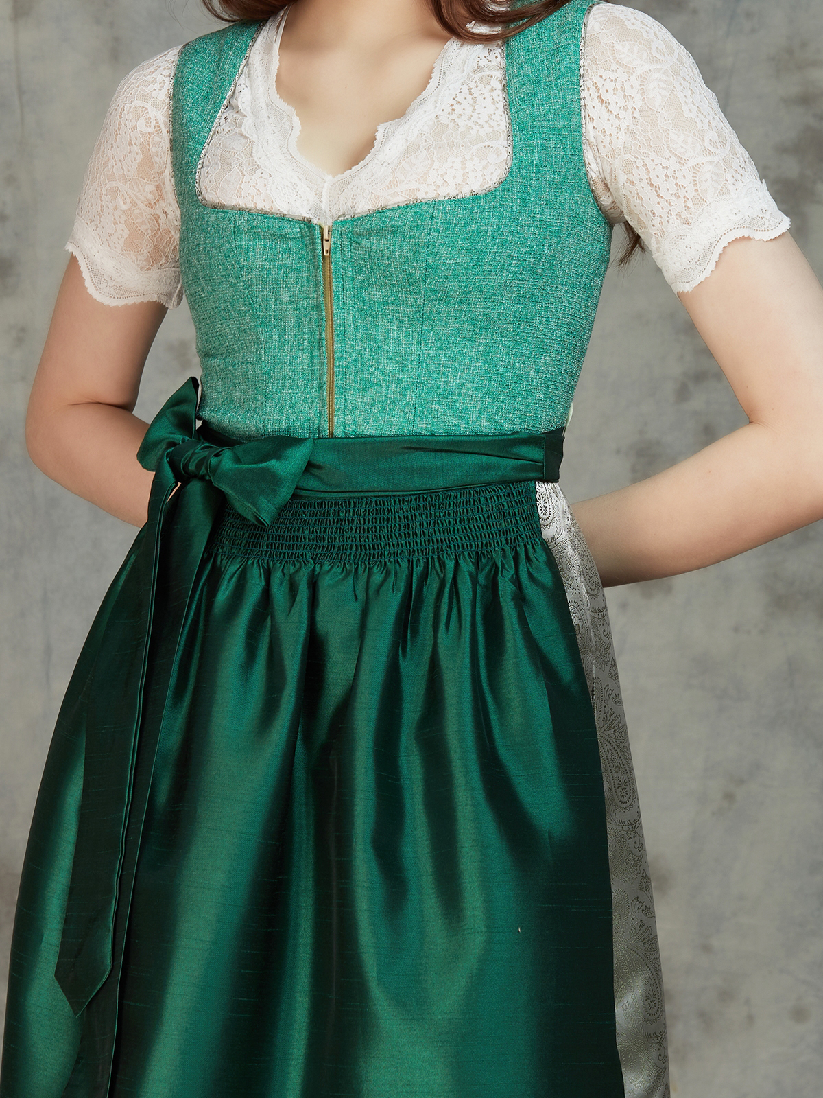 Beige Rosa Dirndl in eleganter Pose