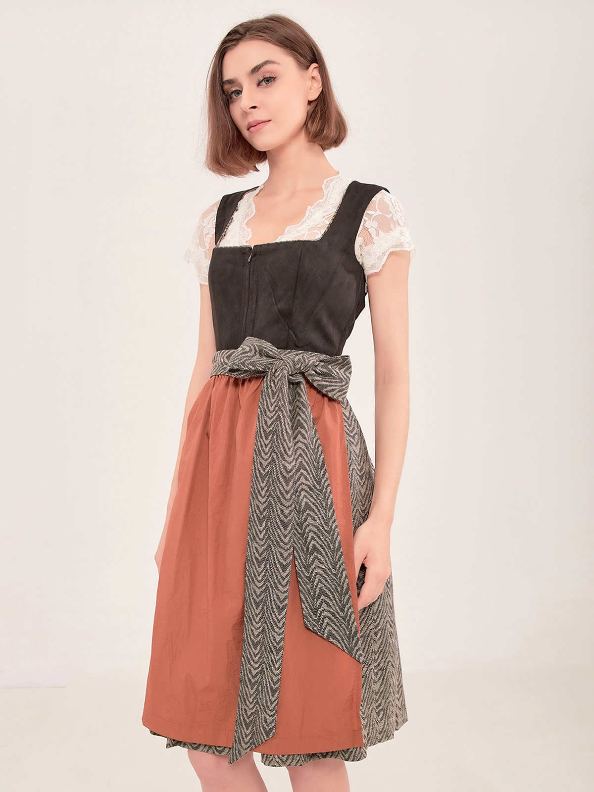 Elegantes schwarzes Samt-Dirndl mit Spitzenschürze