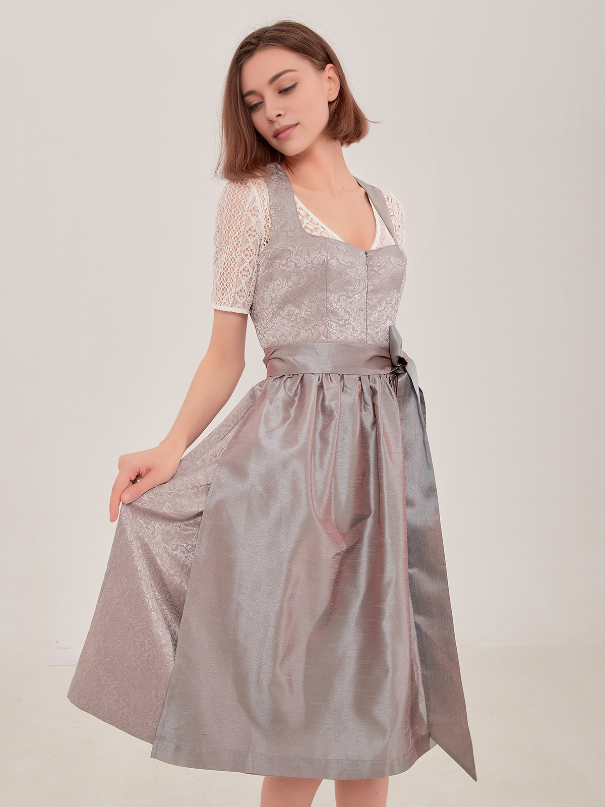 Dirndl in Rot mit grünem Akzent