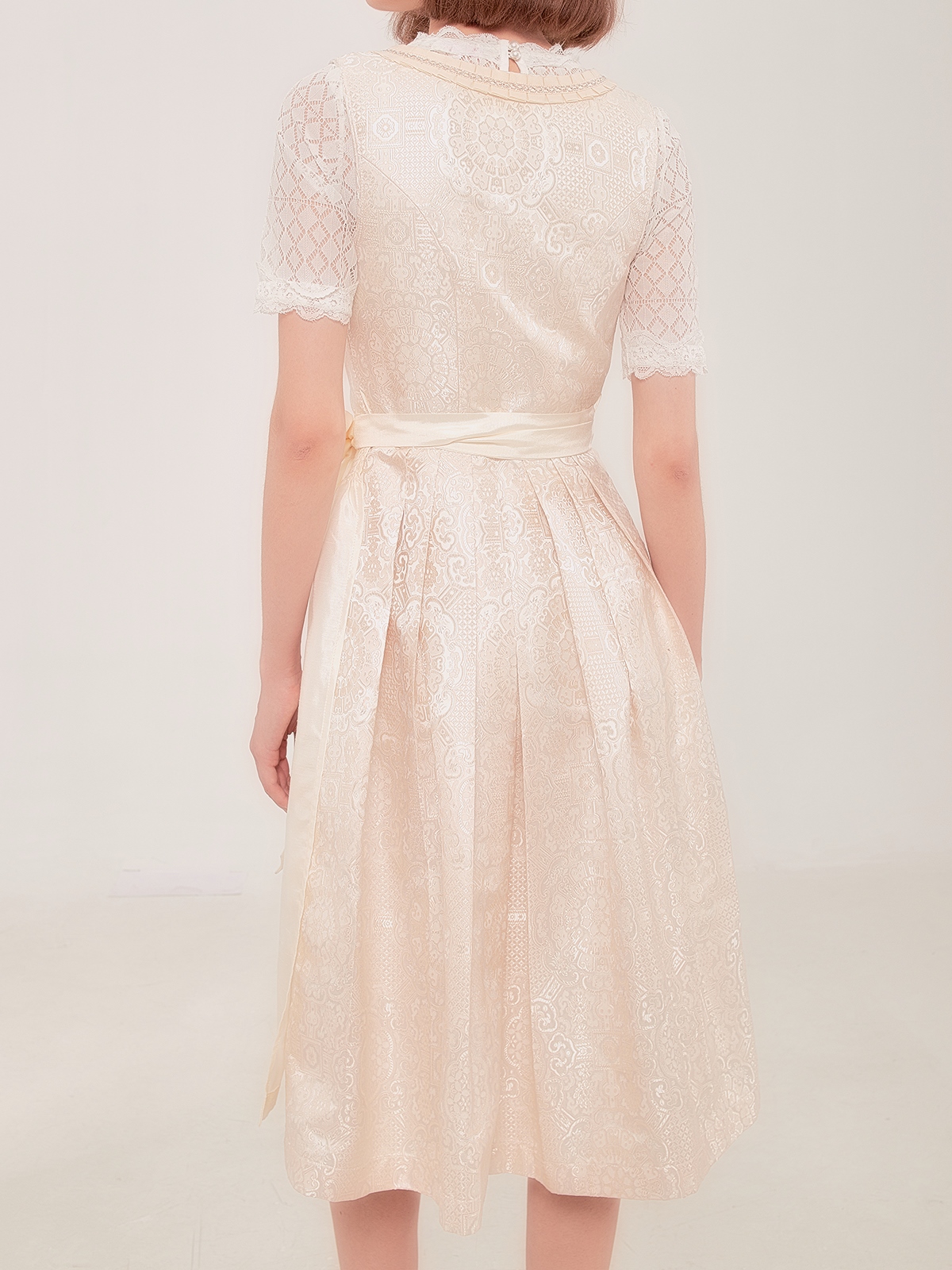 Elegantes weißes Ja Mei Dirndl