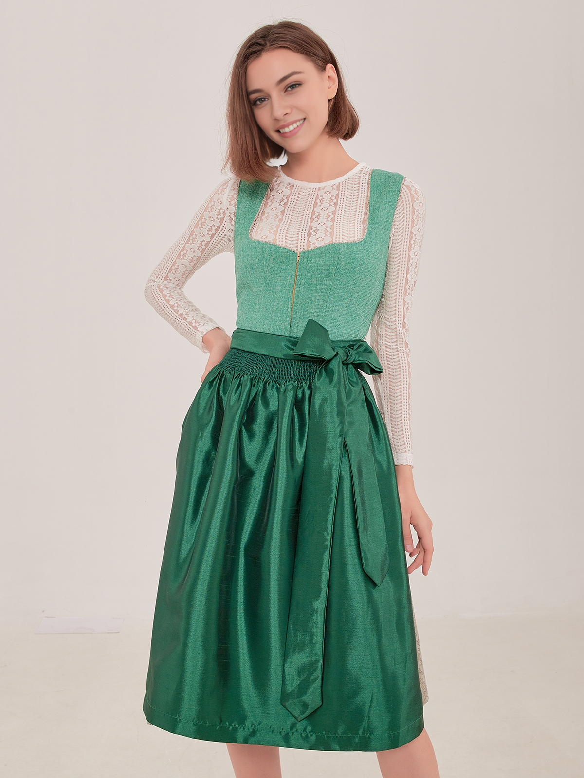 Dirndl in Blau mit floralen Details