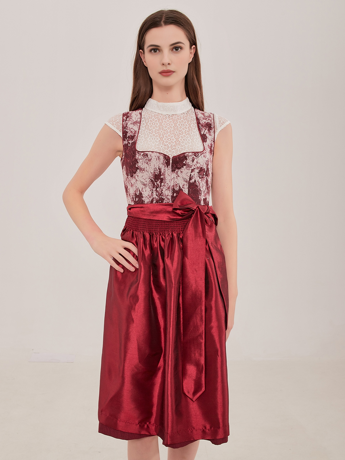 Dunkelgrünes Dirndl mit traditioneller Bluse