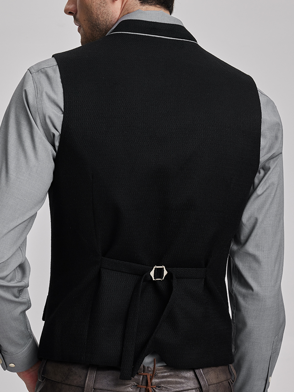 Dirndl in Schwarz mit modernem Schnitt