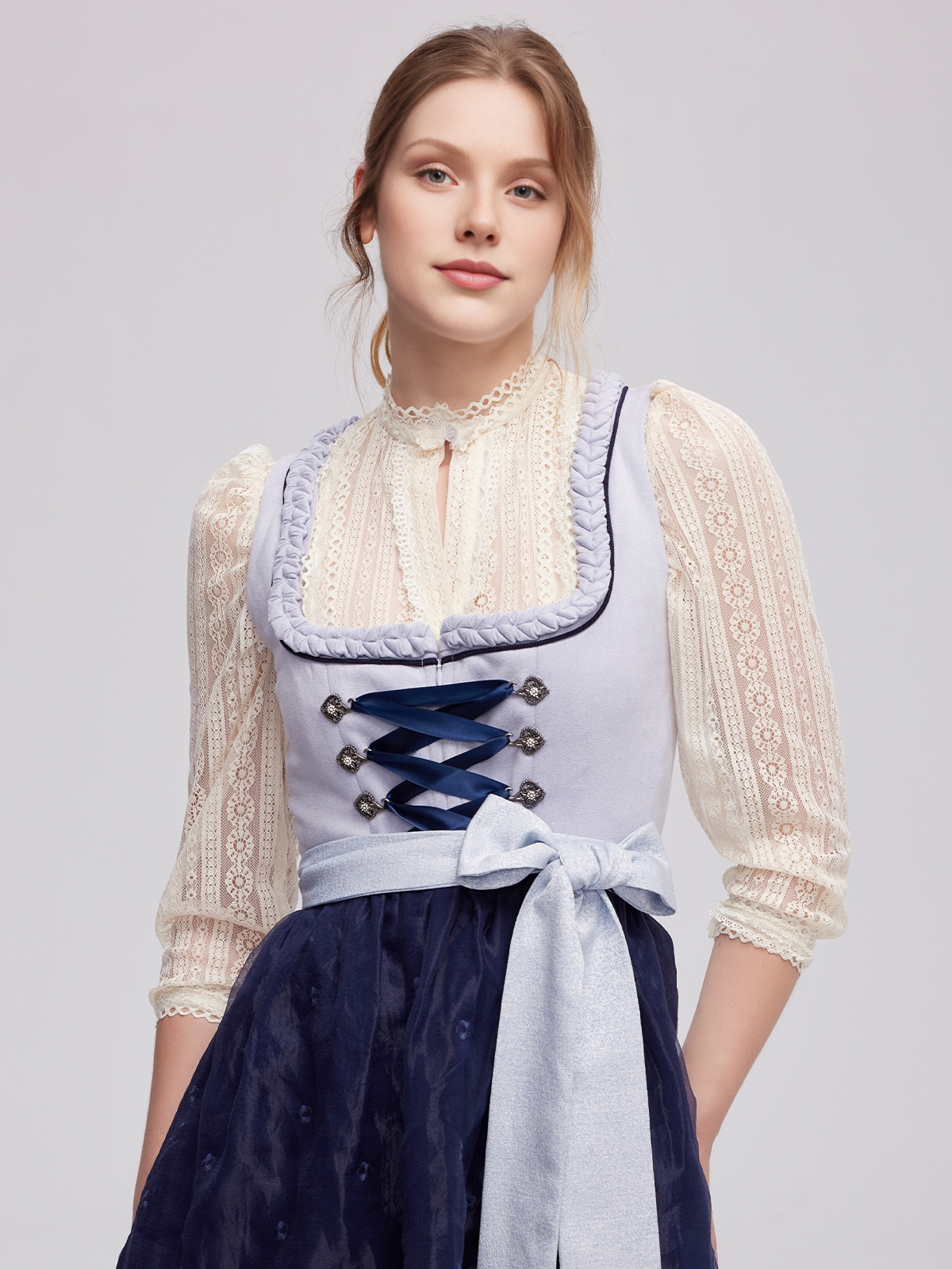 Weißes Dirndl mit blauer Schürze