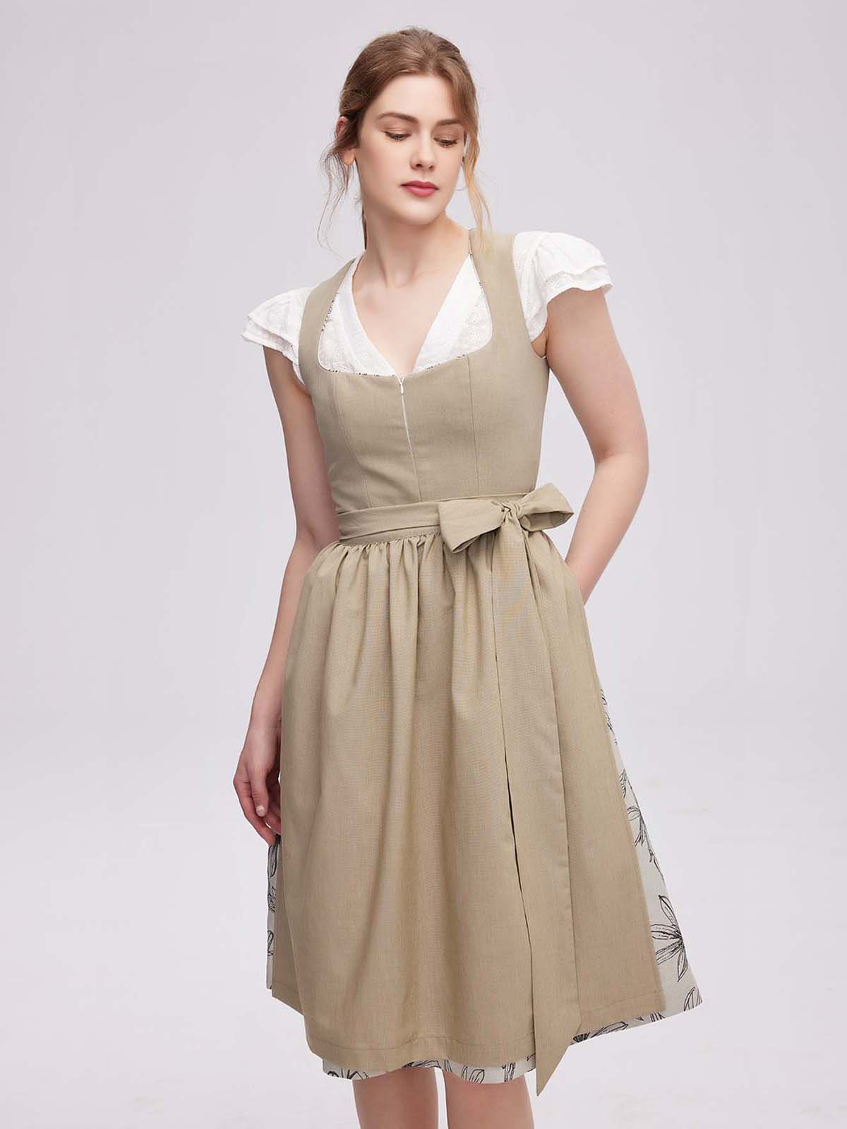 Grünes Samt-Dirndl mit floralen Details