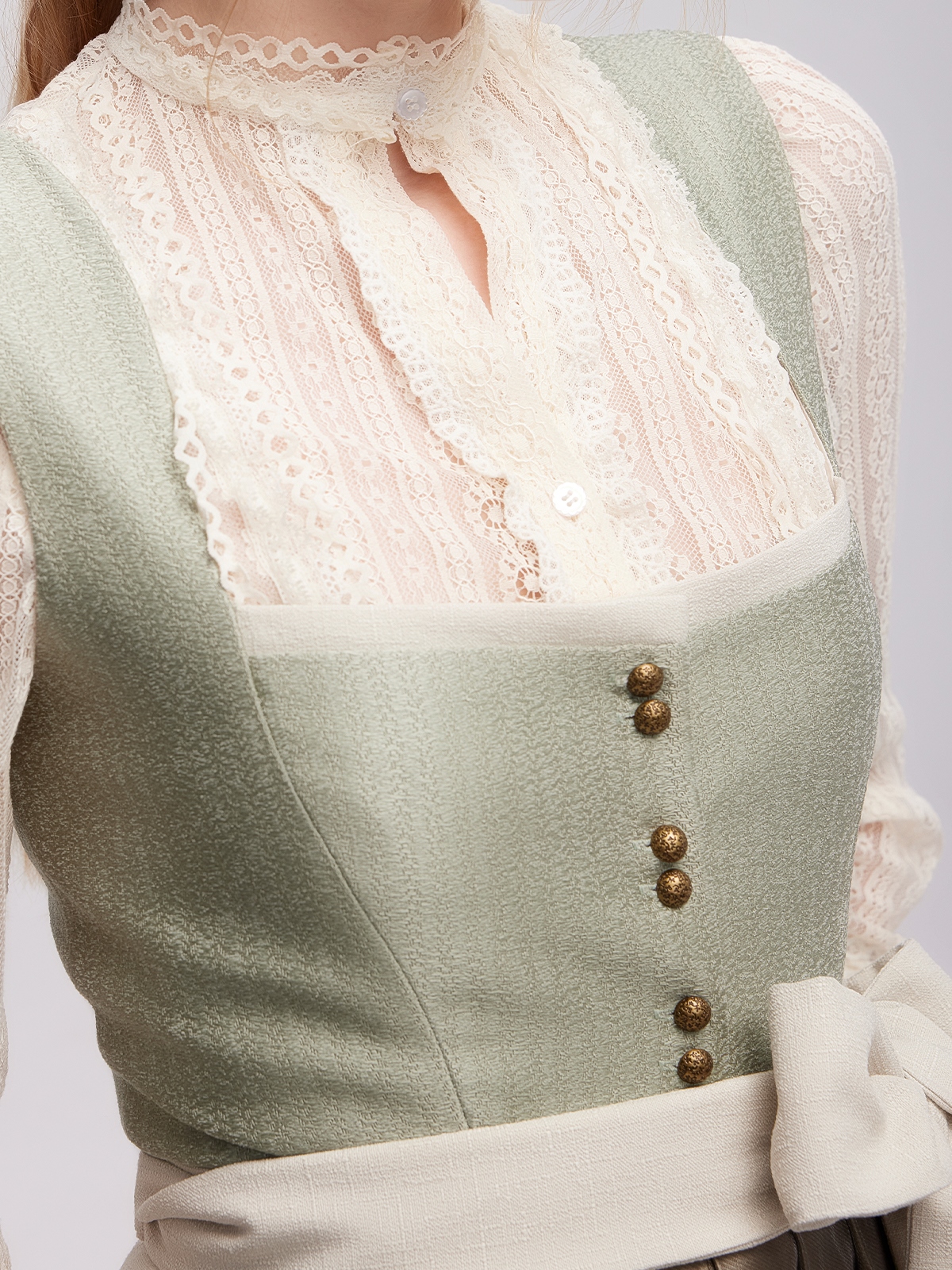 Samt Dirndl Schwarz in eleganter Ausführung