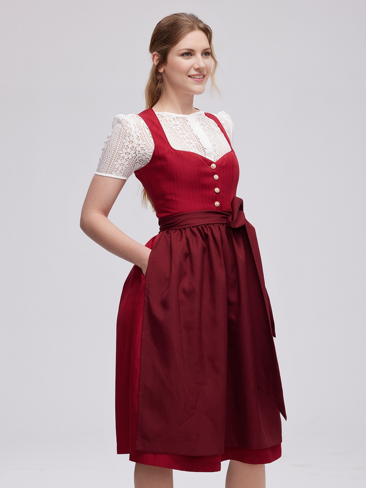 Dirndlbluse in Rot mit Spitzenbesatz