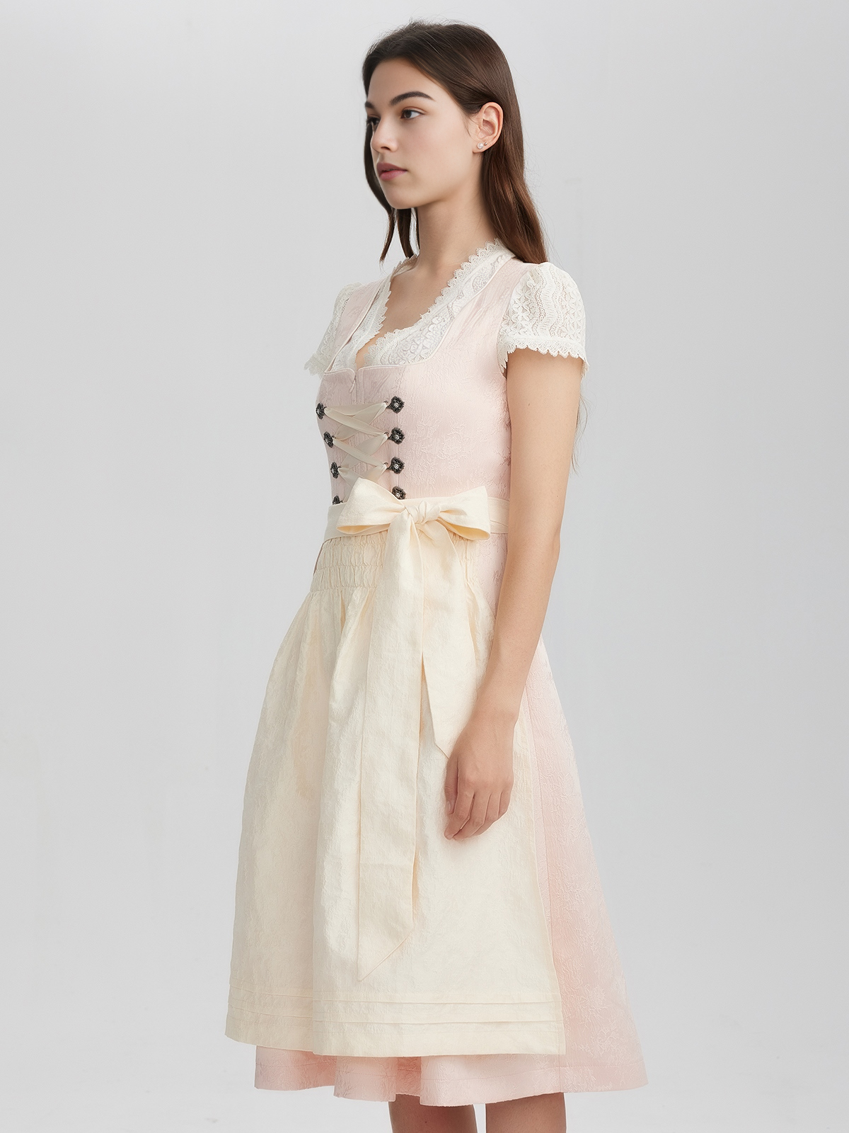 Schwarzes Samt-Dirndl mit rosa Schürze
