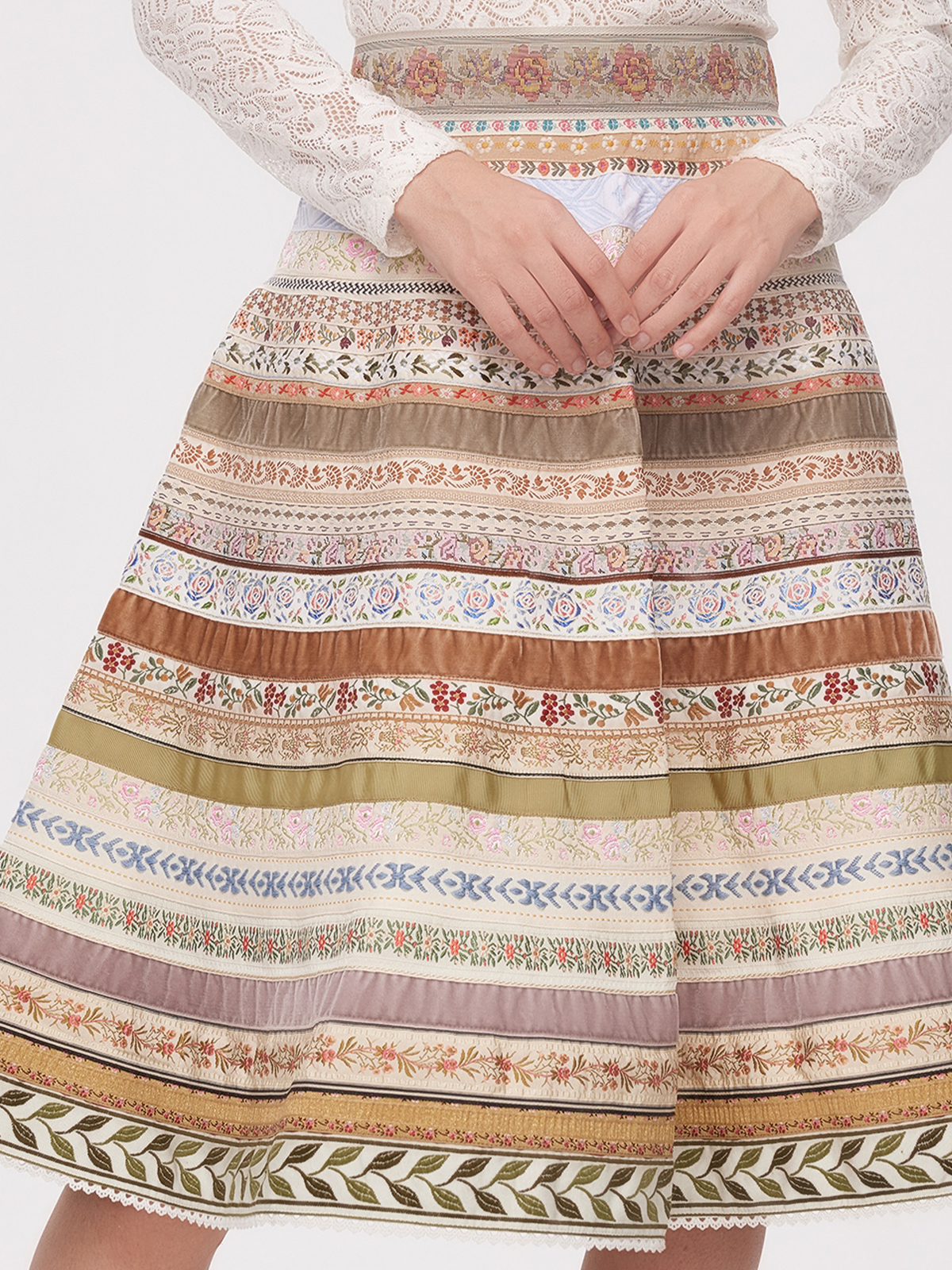 Elegantes Samt Dirndl in Beige