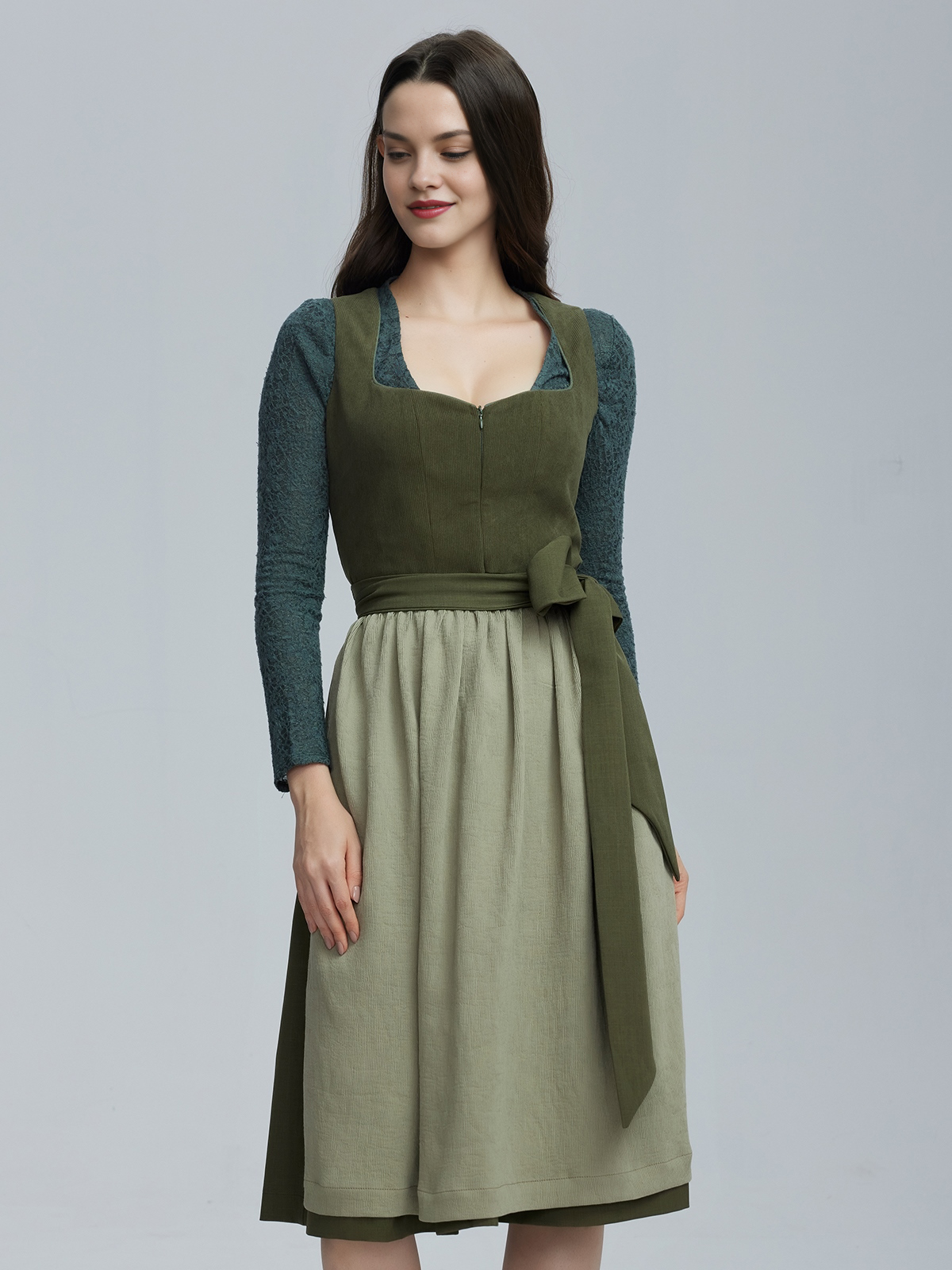 Modernes grünes Dirndl mit floralen Details