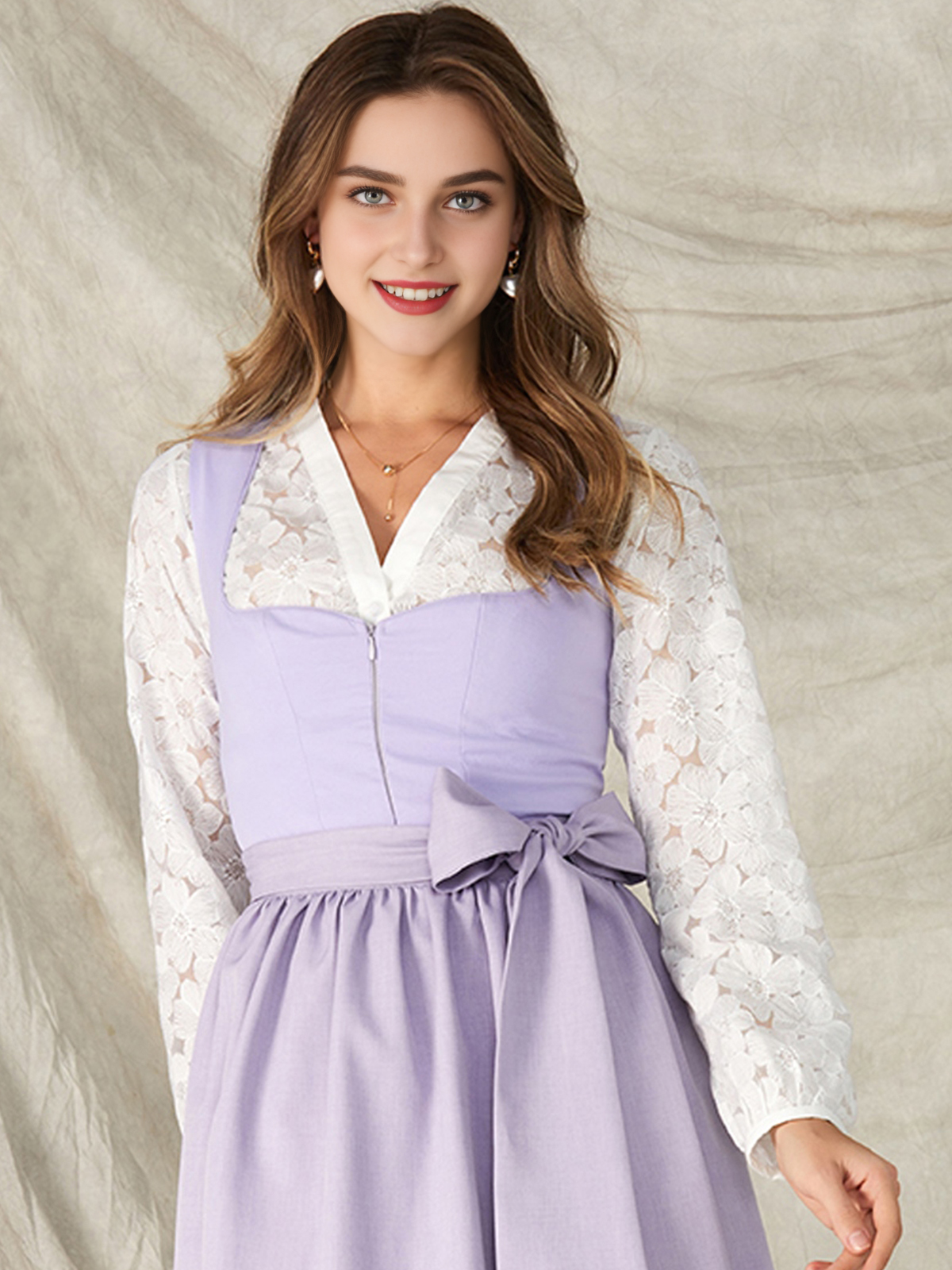 Dirndl in Lila mit moderner Frisur
