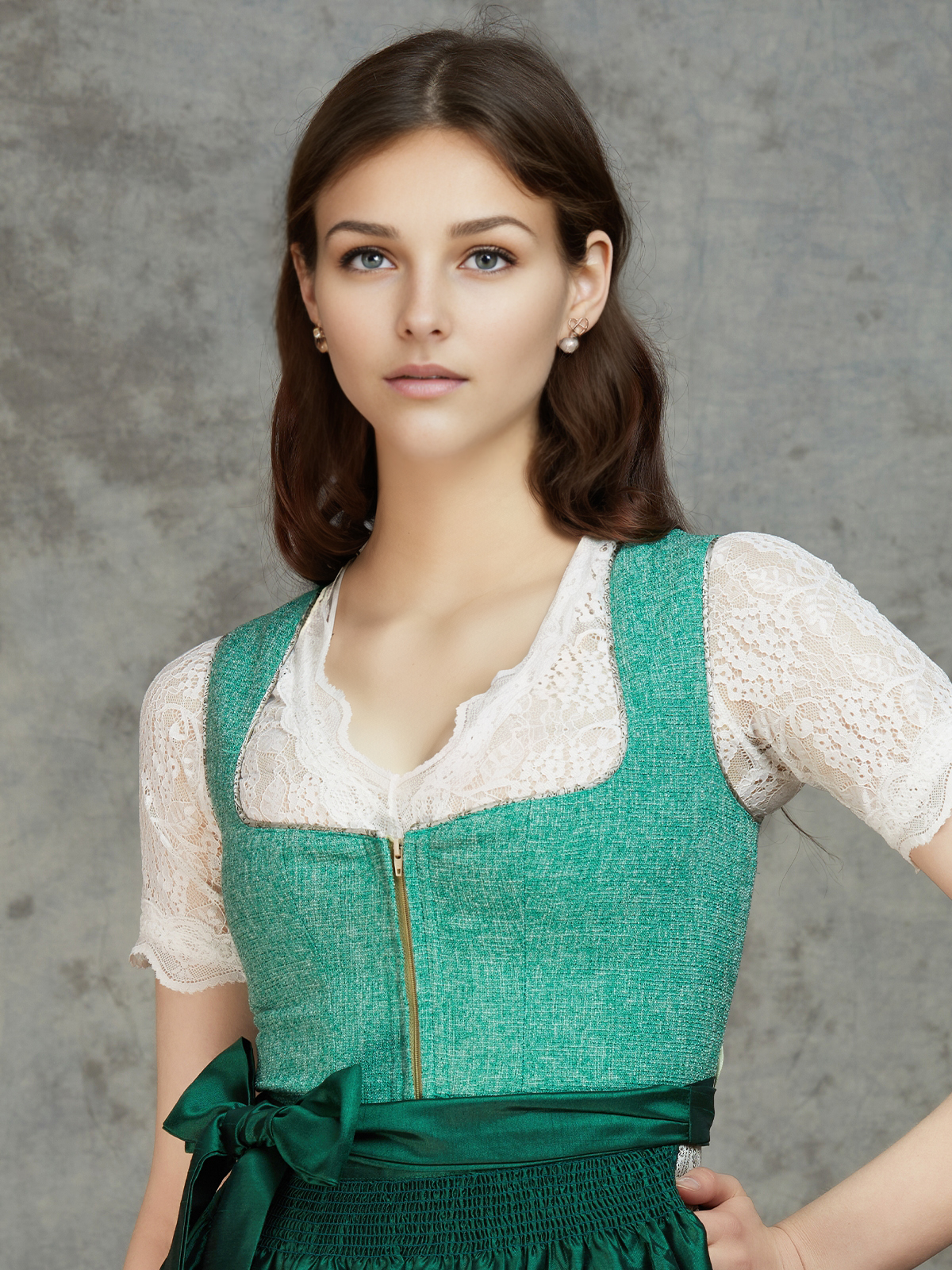 Mintgrünes Dirndl in eleganter Pose