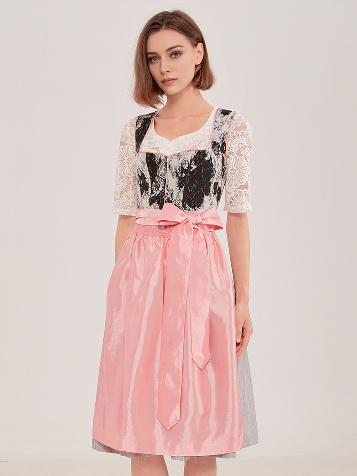 Ein elegantes schwarzes Dirndl mit Herz-Ausschnitt