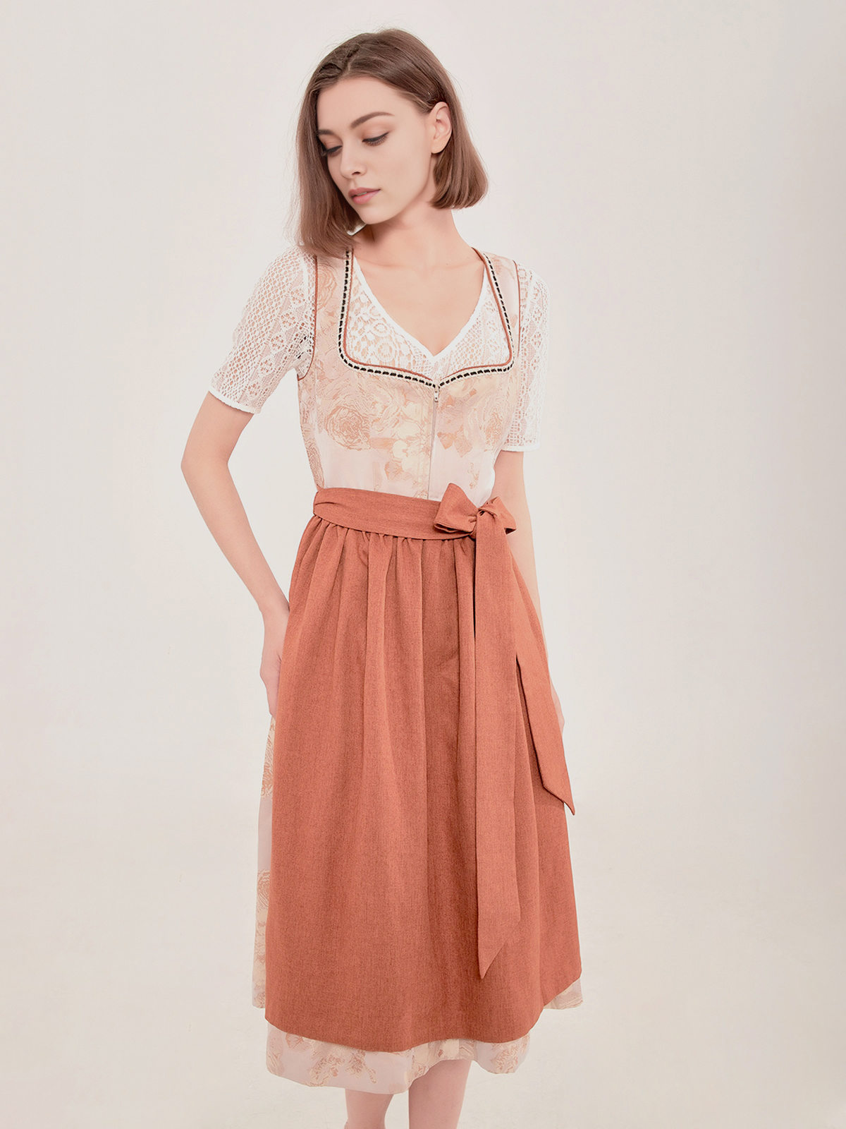 Dirndl in Braun mit traditionellem Schnitt