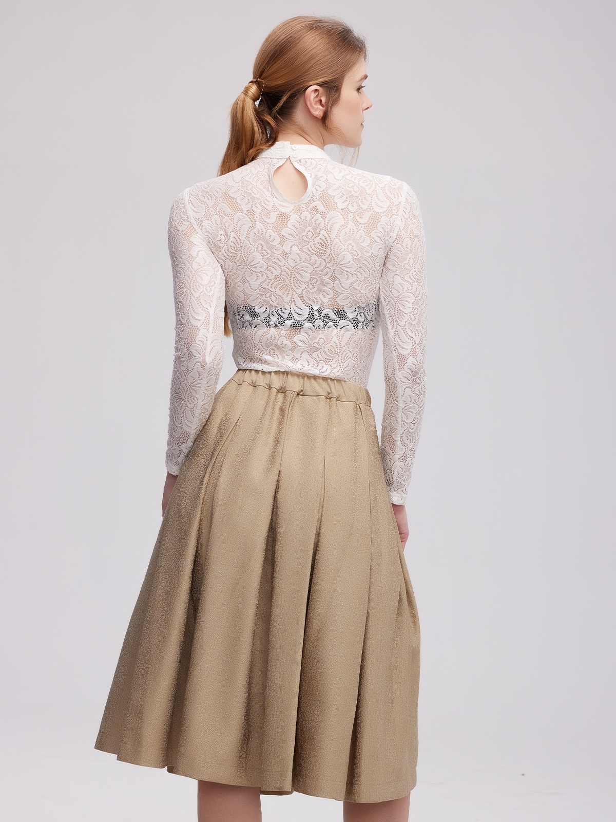 Dirndl mit weißer Bluse