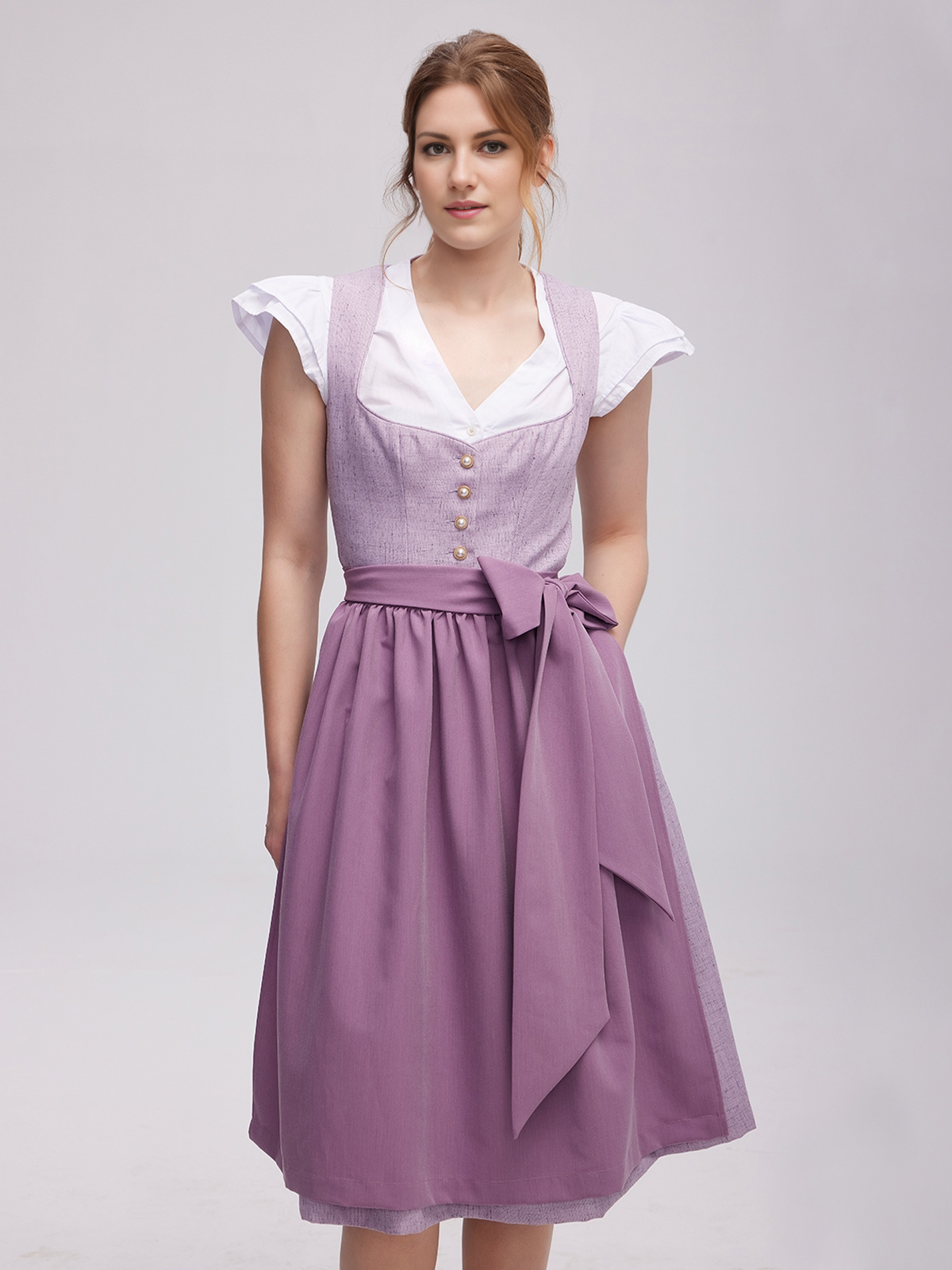 Dirndl in Lila mit Spitzenbluse